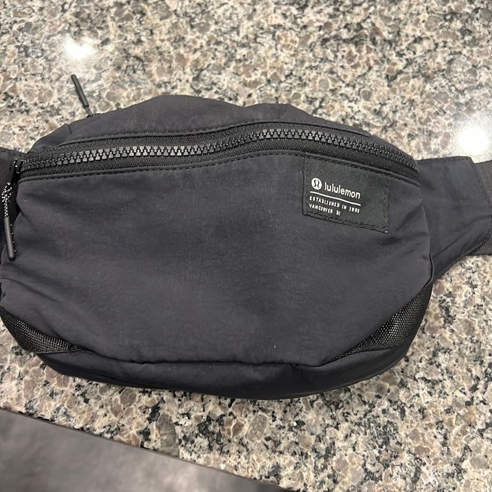 lululemon belt bag - black - large